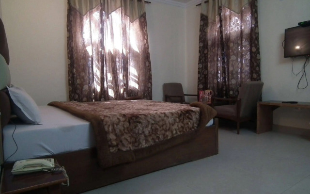 OYO 10229 Hotel Crystal
