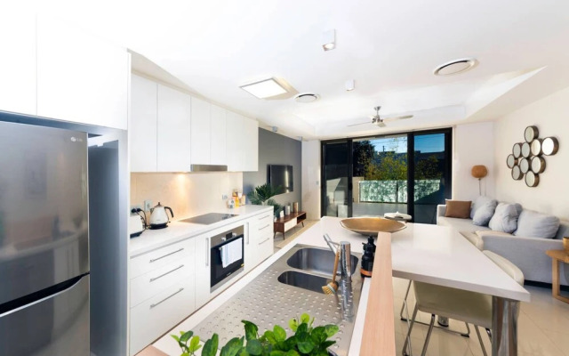 Modern 1 Bedroom Apartment Close To CBD