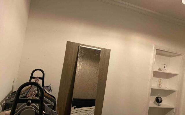 Entire Stylish 1 Bedroom Flat with Free Parking