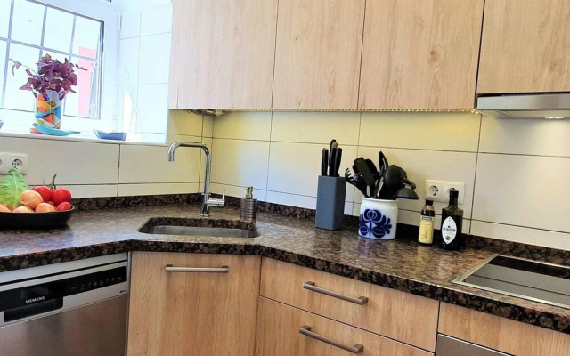 Waterfront, big Terrace, hot tub & 200 m to Beach