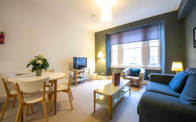 JOIVY Perfect Location! Charming Rose St Apt for Couples