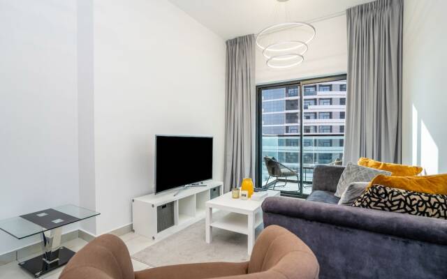 Tanin - Modern Spacious 1BR Apartment With 2 Balconies
