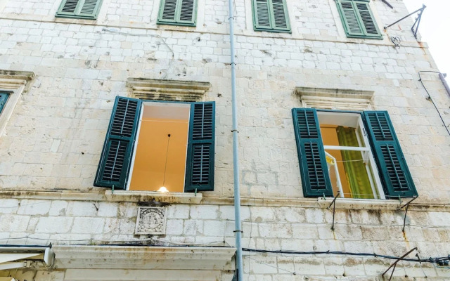 Two Stars Two Beds Downtown Apartment