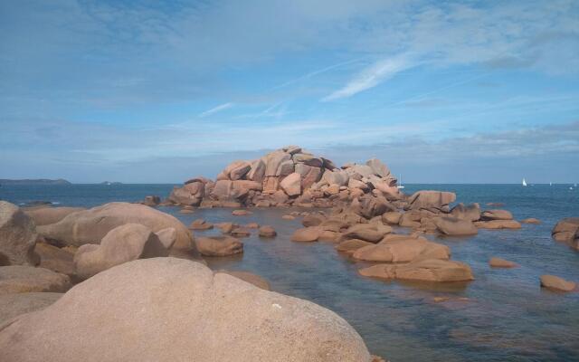 Comfortable Bungalow, Pink Granite Coast