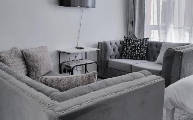Delightful Studio,Racecourse Gardens Apt with pool