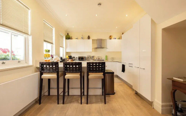 Paddington 7-bed 13-guest Massive House W/patio