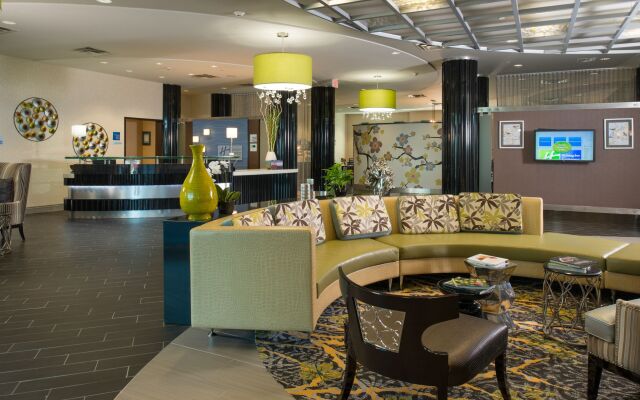 Holiday Inn Express and Suites Kansas City Airport, an IHG Hotel