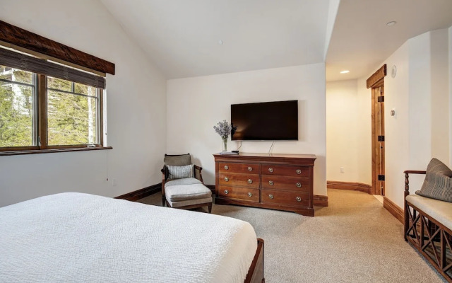 5BR Alpine Luxury Home with Private Hot Tub by RedAwning - Save 20% on 7+ Nights!