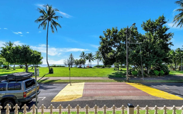 Rainforest Reef Retreat - Esplanade Ground-floor Apartment