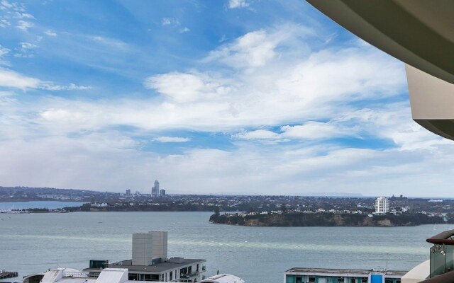 QV Deluxe Waterside Apartment - 851