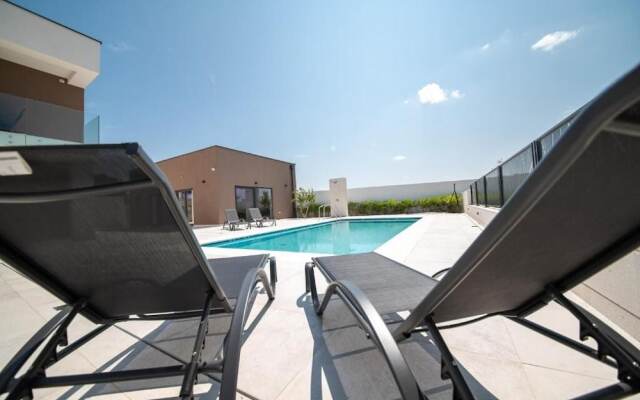 Vrsi Beautiful Apartments With Pool - A1