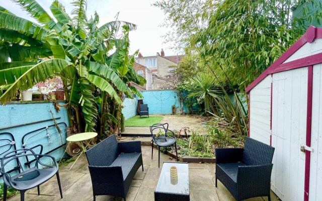 Colourful 3BD Home With Garden in Southville