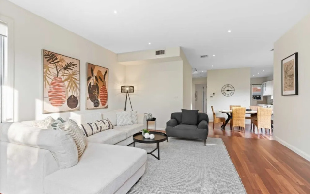 Chic 2-bed Home By Bustling Shops – Guest Rooms – Melbourne