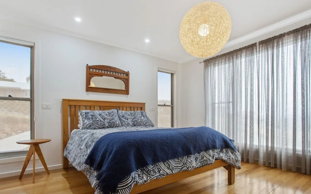 Ooranya - on Top Lake