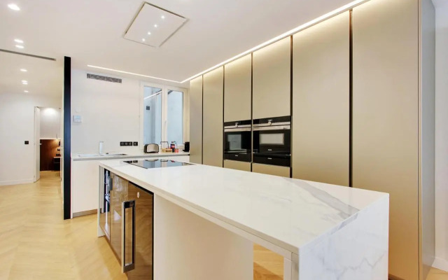 Stunning apartment with view at the very heart of Paris