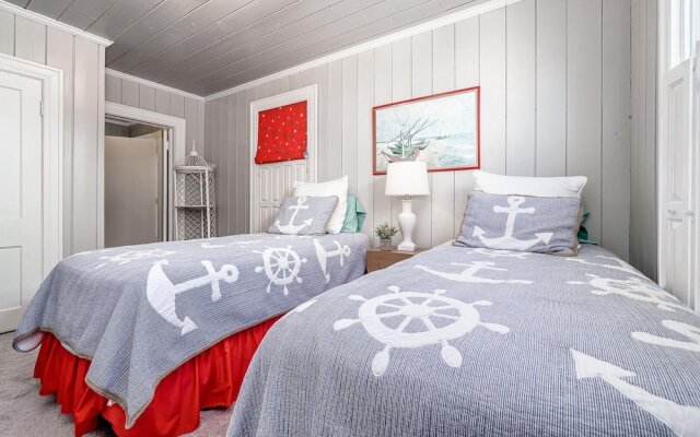 Inhale, Exhale 6 Bedroom Home by Redawning