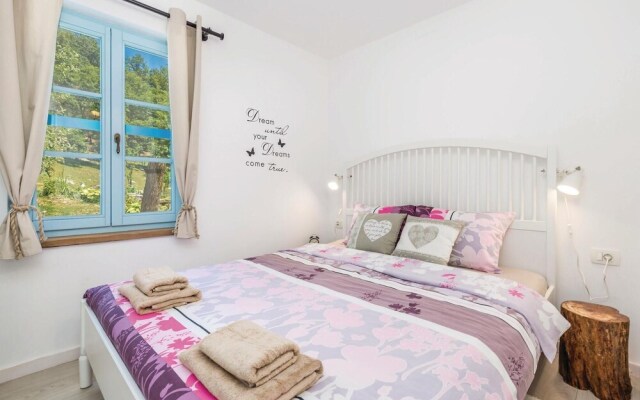 Stunning Home in Jurdani With Wifi and 2 Bedrooms