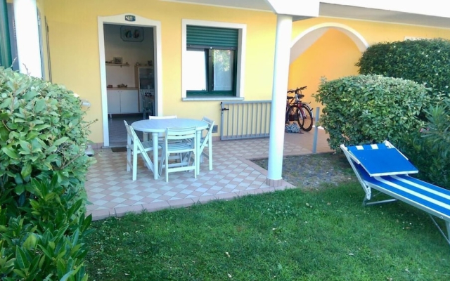 Jody Bibione, Poolside Apartment With Garden