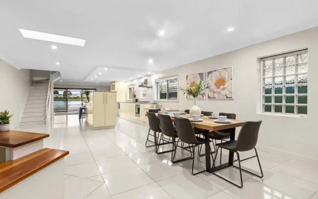 Modern 3-bed With Pool & Water Views by Beach