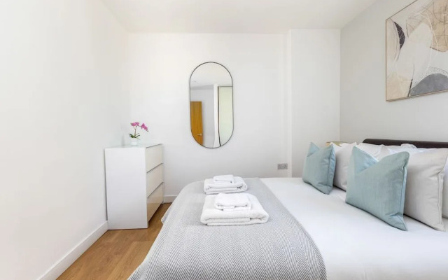 Beautiful Bow Apartment