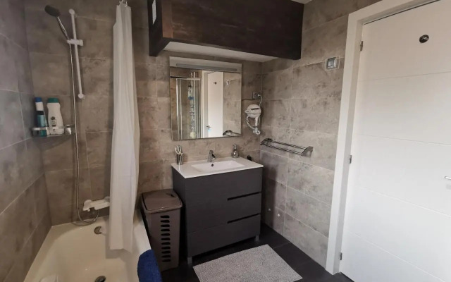 Refurbished 2-Bed Apartment in El Paraiso Alto