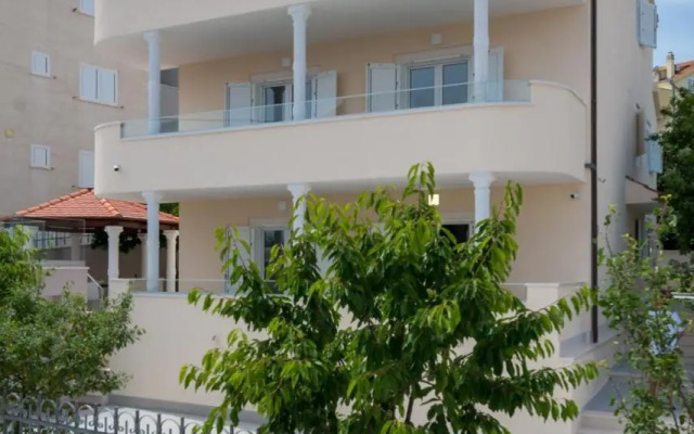 Spacious Modern Apartment Miljak - 1min to the beach