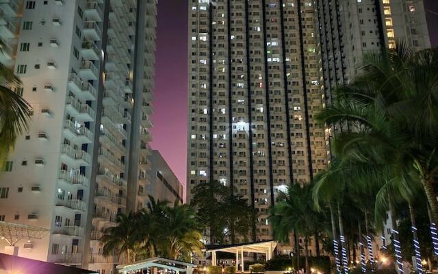 High-Tech Studio at Grass Residences -2 persons only, Quezon City