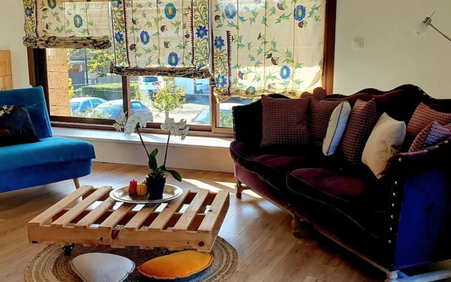 Bright, Modern Loft Comfortable Vacation Home