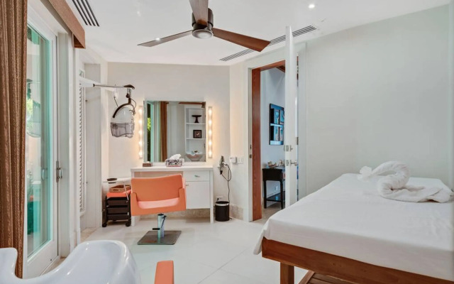 Dazzling Beachfront Villa With Swim-up Bar