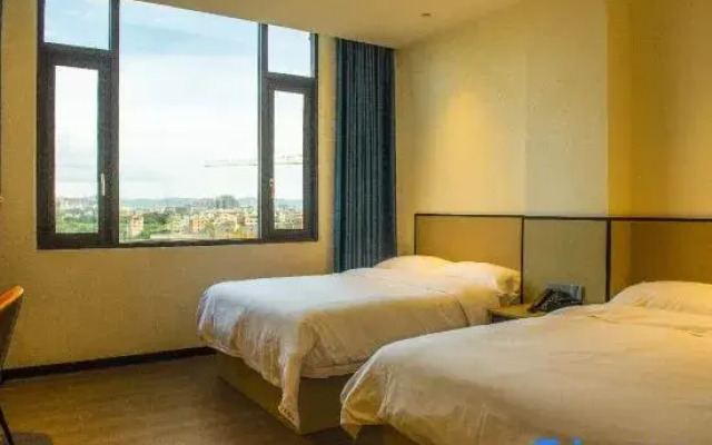 Luoding Langyue Star Hotel