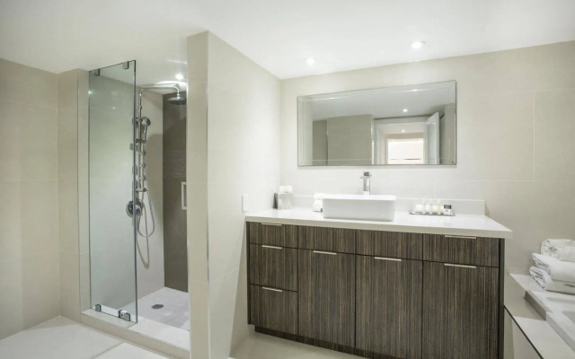 DoubleTree by Hilton Grand  Biscayne Bay