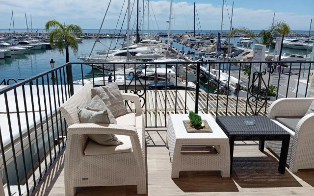 Sea front apartment in Puerto Banús