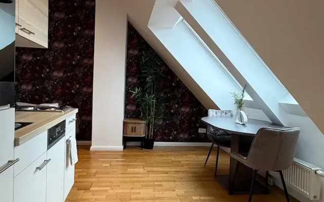 Stylish 1BR Apt Balcony AC City Center
