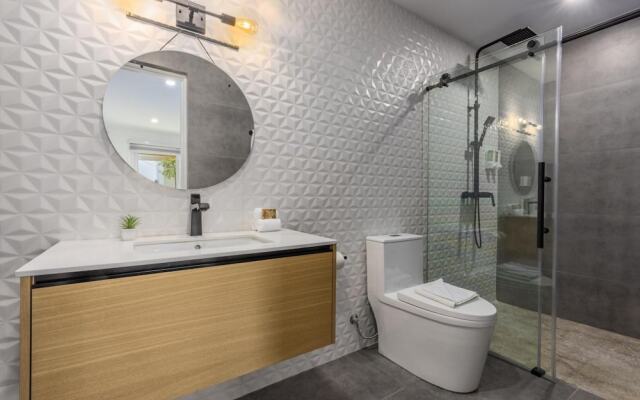 Luxurious Oasis Mins to Beach King Beds Pool