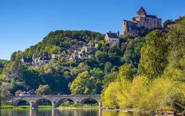 Villa piscine privée vallée châteaux Dordogne
