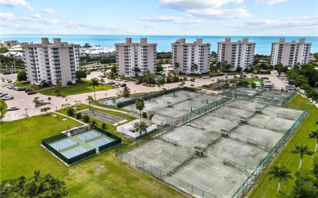 Nora's Bonita Beach & Tennis Condo