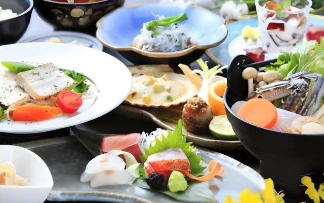 Izu Ippeki lake lakeside terrace