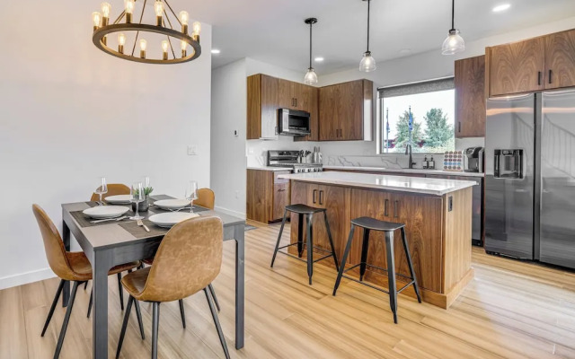 Mtn-view 'slopeside Chalet' in Granby Ranch!