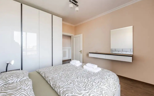 Spacious City-view Apartment Overlooking Shkod r