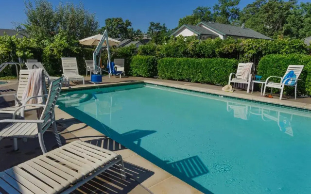 Grass Valley Courtyard Suites