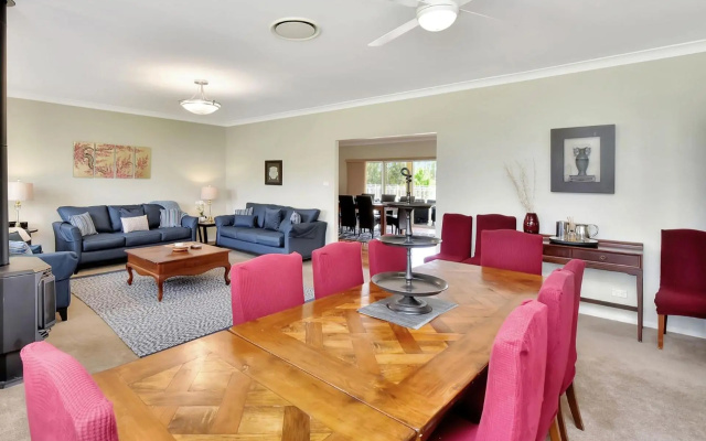 Silver Springs 6br Luxury Homestead with Wifi, Pool. Fireplace, Views, Olives and Space – Guest Rooms – Rothbury