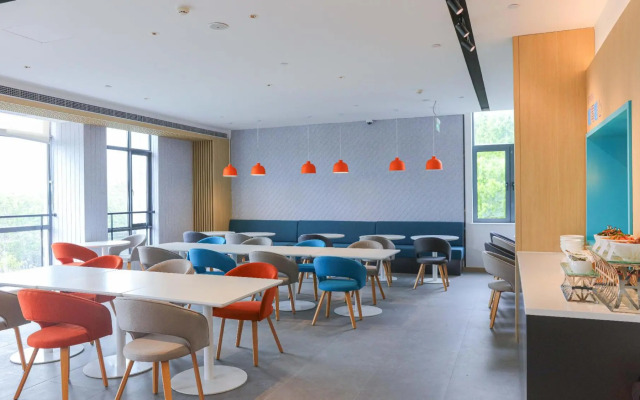 Holiday Inn Express Shanghai Pudong Airport
