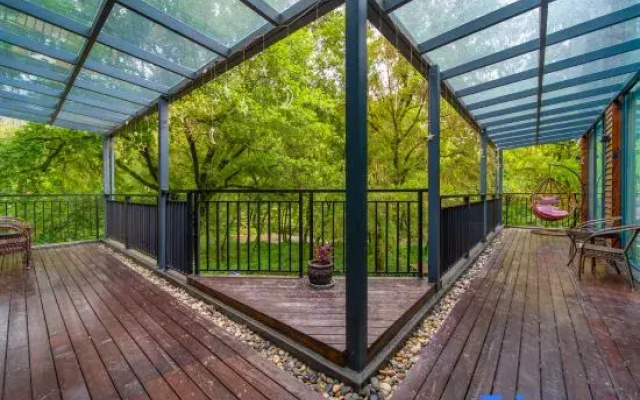 Moxi Riverbank  · Vacation Boutique Inn