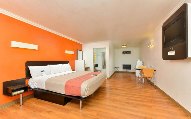 Motel 6-Vista, CA