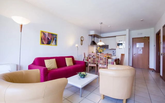 Pleasing Furnished Apartment With View of the Lake