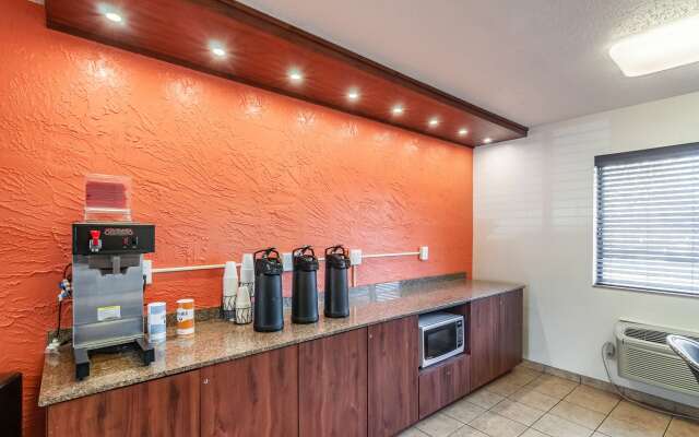 Motel 6 Naperville, IL