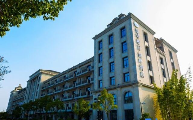 Xianhua Sandalwood Lakeside Hotel