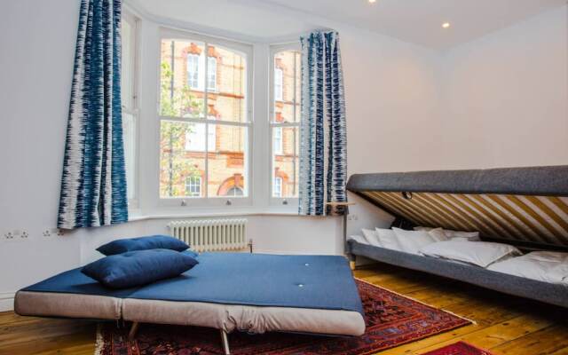 Spacious 1 Bedroom Apartment with Balcony Close to Tube