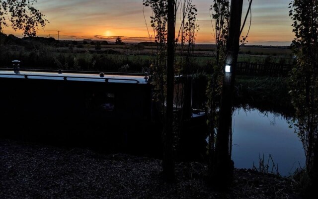 Narrowboat With Hot Tub, Spa, Cruising And More