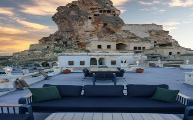 Solo Cave Suites